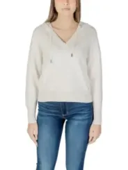 Cremefarbener Kapuzenpullover mit Jeans