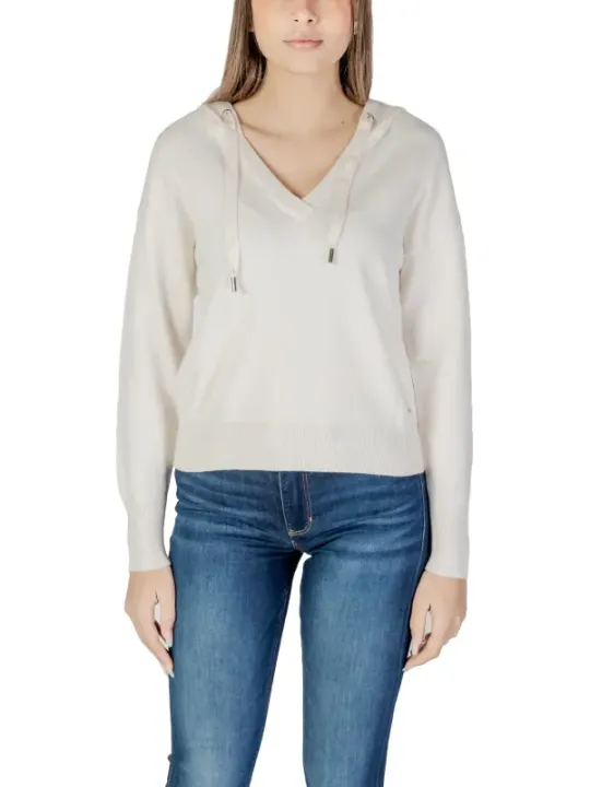Cremefarbener Kapuzenpullover mit Jeans