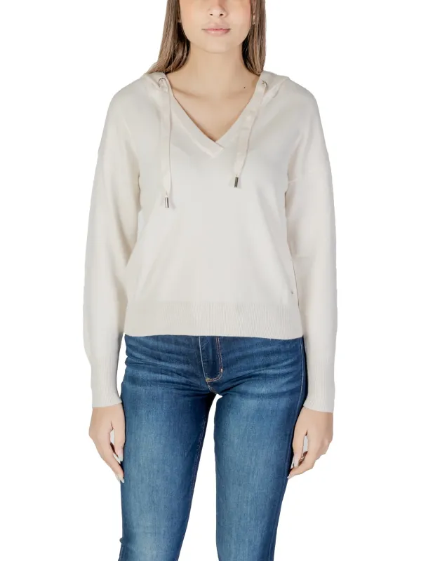 Cremefarbener Kapuzenpullover mit Jeans