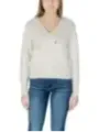 Cremefarbener Kapuzenpullover mit Jeans