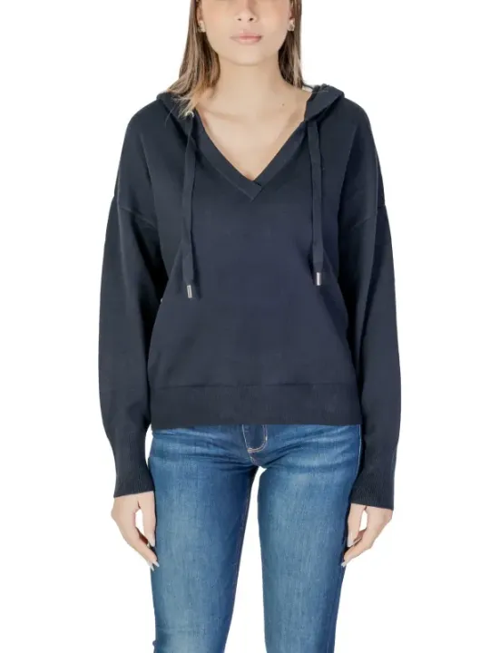 Frau trägt schwarzes Morgan Hoodie