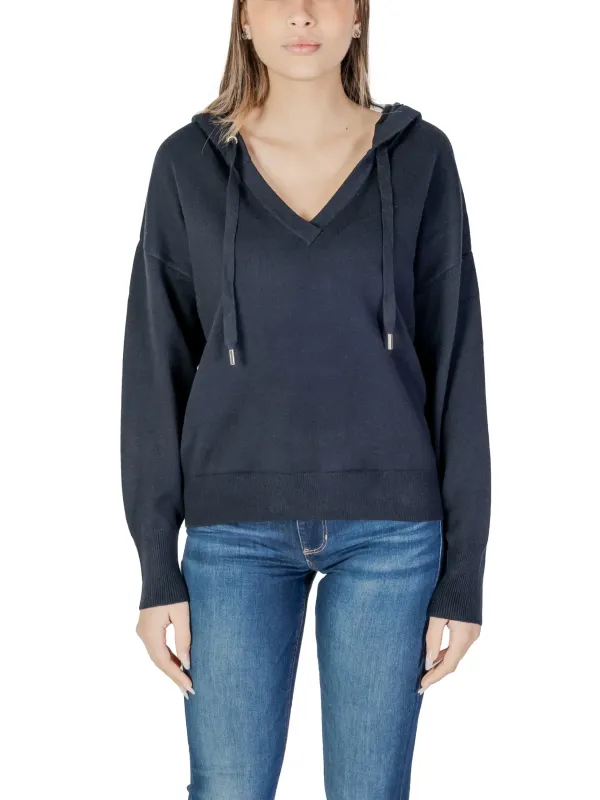 Frau trägt schwarzes Morgan Hoodie Frau trägt schwarzes Morgan Hoodie