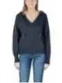 Frau trägt schwarzes Morgan Hoodie