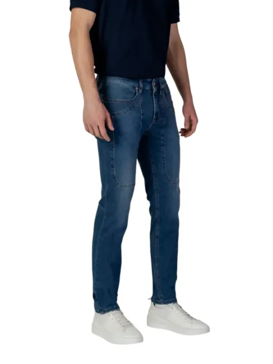 Zerrissene blaue Jeans mit Sneakern