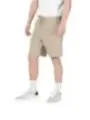 Khaki-Bermuda-Shorts mit Sneakers