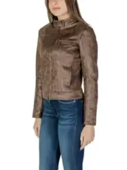 Braune Lederjacke mit Jeans