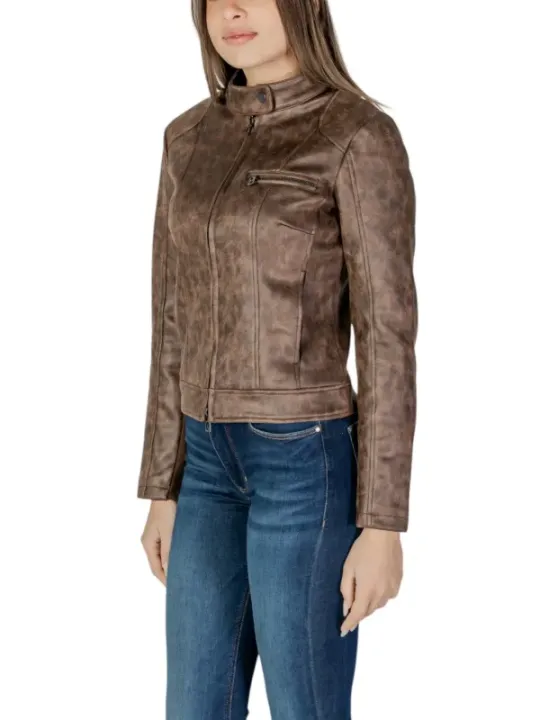 Braune Lederjacke mit Jeans