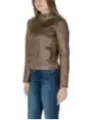 Braune Lederjacke mit Jeans