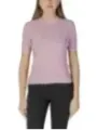 Texturiertes pinkes T-Shirt mit Taschen