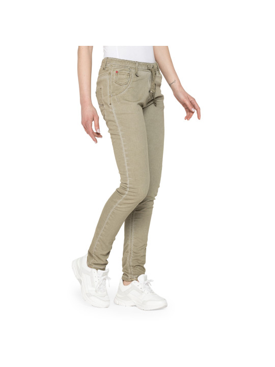 Tan Skinny Jeans weiße Sneakers