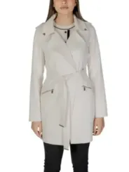 Grauer Trenchcoat mit Gürtel