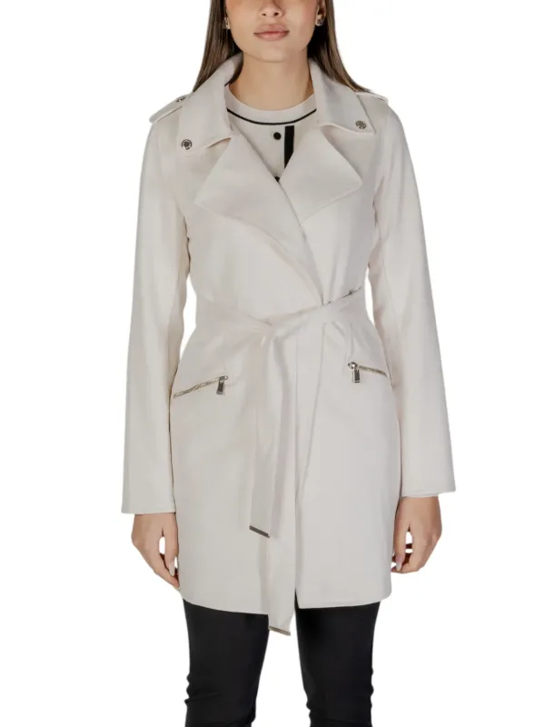 Grauer Trenchcoat mit Gürtel