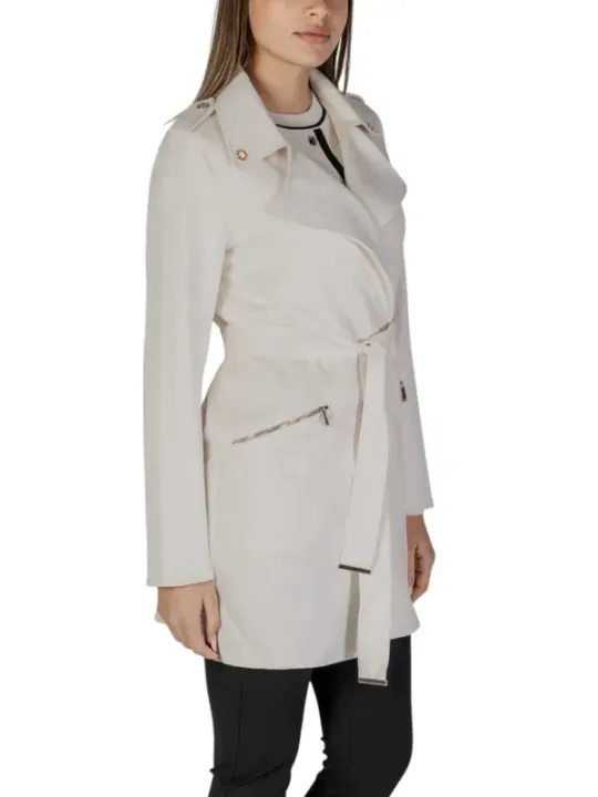 Weiße Damenjacke mit Gürtel