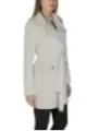 Weiße Damenjacke mit Gürtel