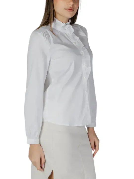 Weiße Bluse mit Rüschenkragen