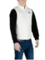 Weißes Blauer Pufferweste mit Jeans