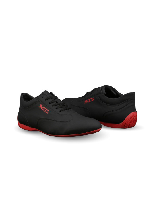 Rote und schwarze Sparco Rennschuhe