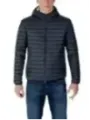 Blauer gesteppter Kapuzenjacke mit Jeans
