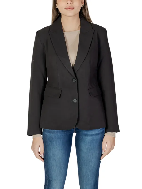 Schwarzer Blazer mit Jeans getragen Schwarzer Blazer mit Jeans getragen