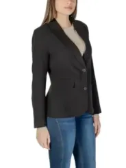 Schwarzer Blazer, weibliches Model trägt