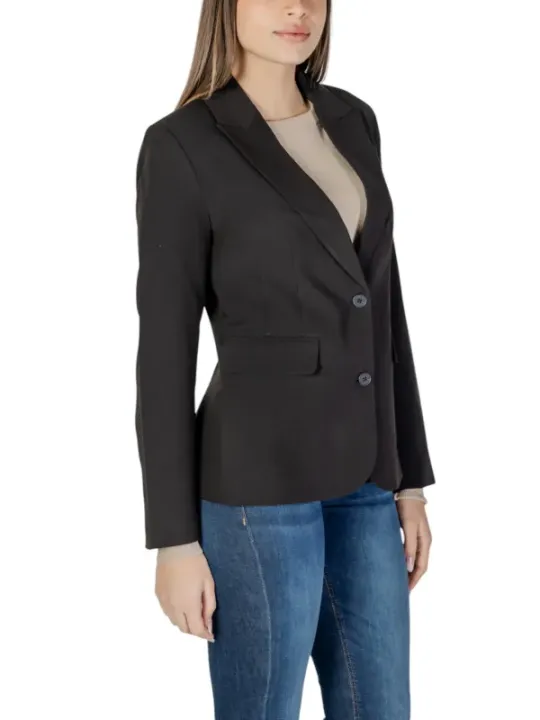 Schwarzer Blazer, weibliches Model trägt