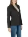 Schwarzer Blazer, weibliches Model trägt