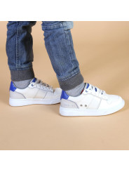 Weiße Sneaker mit blauen Akzenten