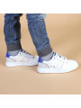 Weiße Sneaker mit blauen Akzenten