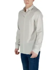 Mann trägt graues Hemd Jeans