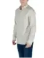 Mann trägt graues Hemd Jeans