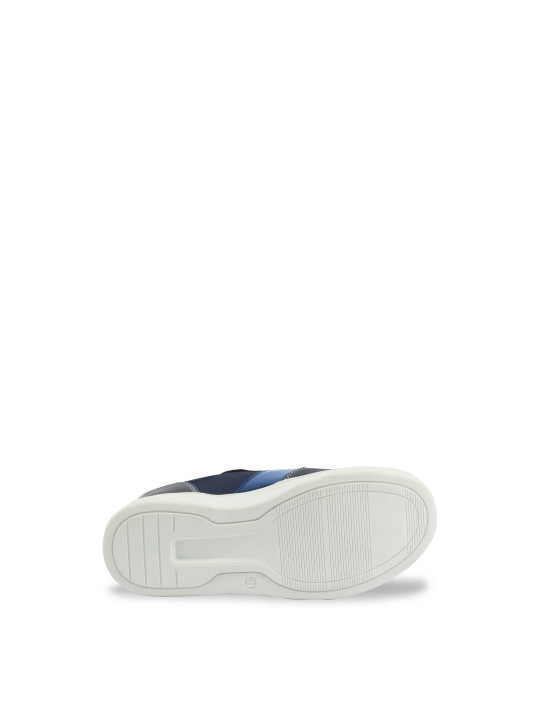 Navy blaue Sneaker mit weißer Sohle