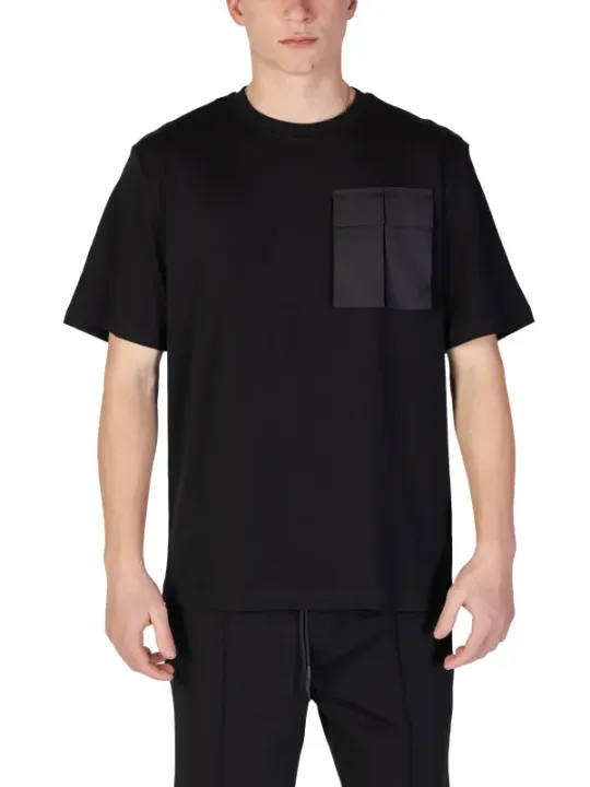 Schwarzes T-Shirt mit Brustpatch