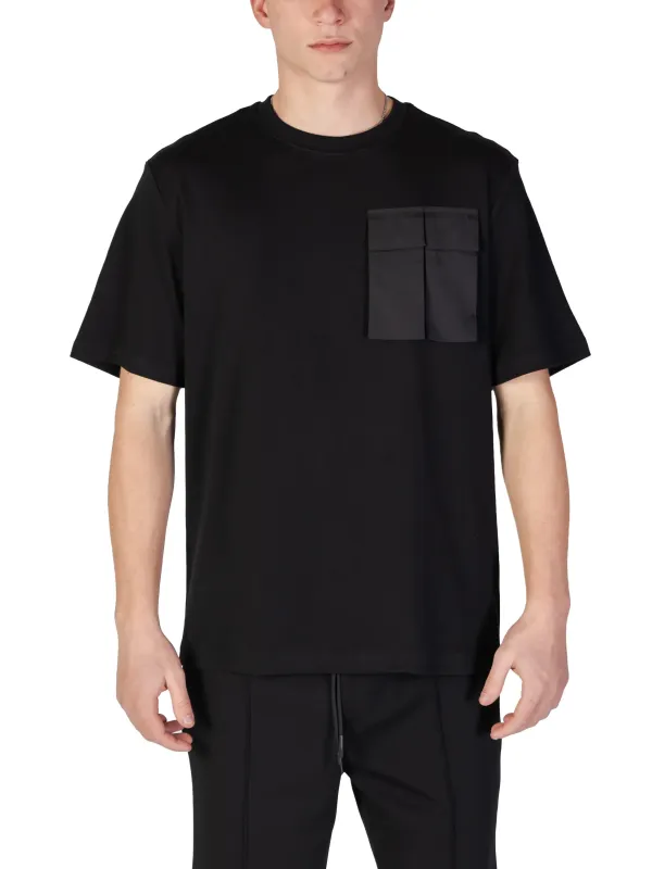 Schwarzes T-Shirt mit Brustpatch