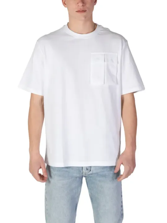 Weißes T-Shirt mit Jeans