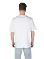 Mann trägt weißes Antony Morato T-Shirt