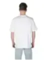 Mann trägt weißes Antony Morato T-Shirt