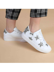 Weiße Sneaker mit silbernem Stern