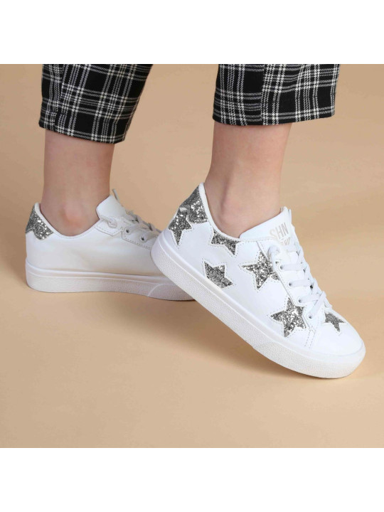 Weiße Sneaker mit silbernem Stern