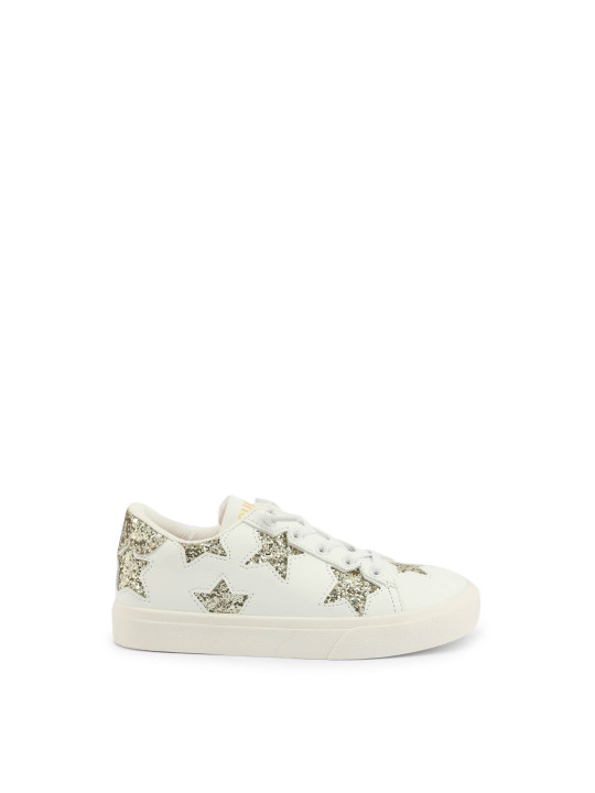 Weiße Sneaker mit goldenen Sternen