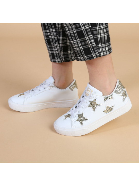 Weiße Sneaker mit goldenen Sternen