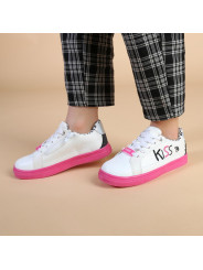 Weiße Sneaker mit pinker Sohle