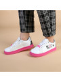 Weiße Sneaker mit pinker Sohle