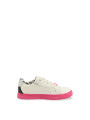 Weiße Sneaker mit pinken Akzenten