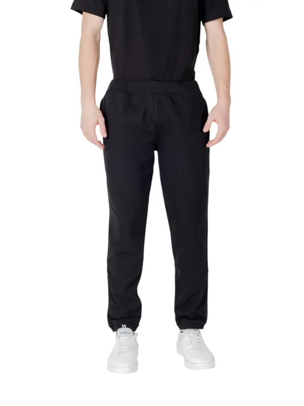 Schwarzes Sportoutfit mit elastischem Bund Schwarzes Sportoutfit mit elastischem Bund