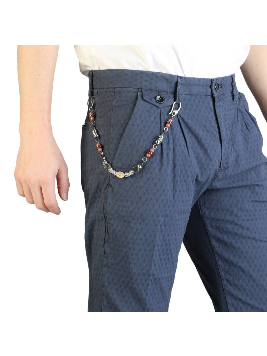 Blaue Hosen mit Silberkette Detail