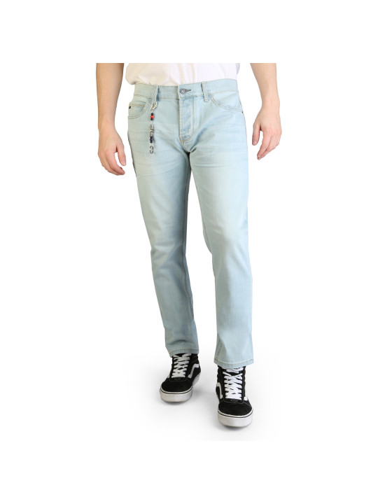 Blaue Jeans und schwarze Sneaker
