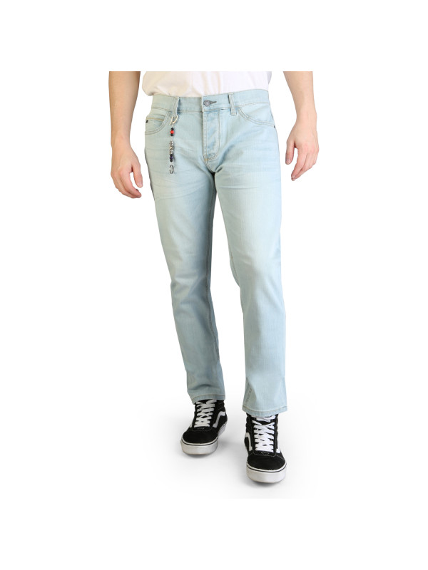 Blaue Jeans und schwarze Sneaker