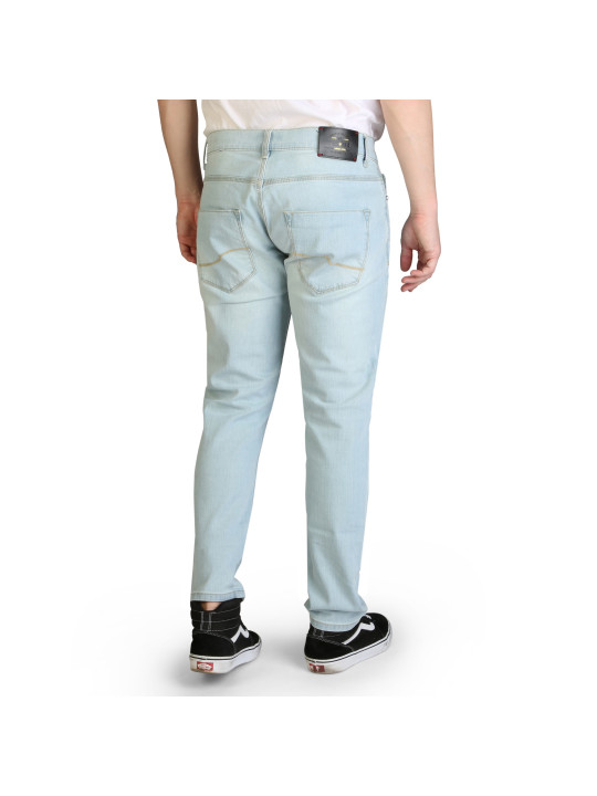 Helle Jeans, weißes T-Shirt, schwarze Sneaker
