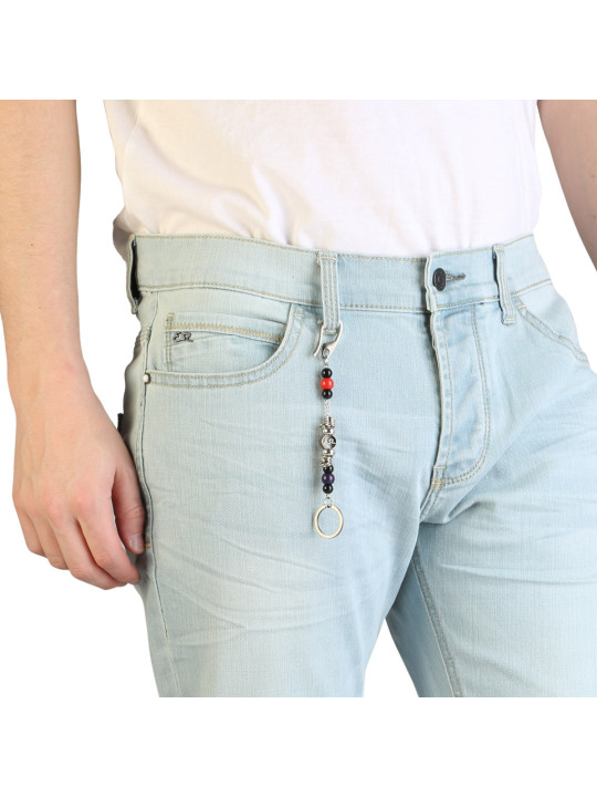 Helle Jeans mit Schlüsselanhänger Accessoire