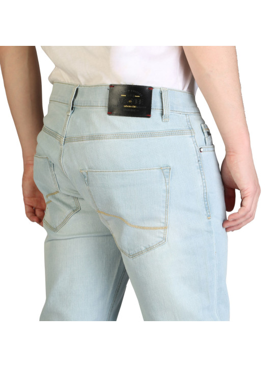 Helle blaue Jeans, Rückenansicht